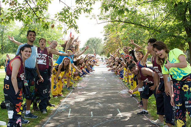 unnamed-117 chào đón tân sinh viên của ở đại học Mỹ