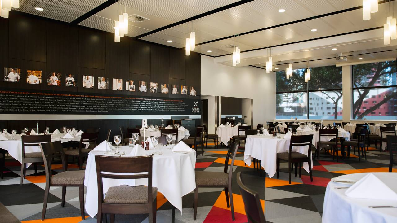 sinh viên của học viện William Angliss Institute được làm việc thực tế trong khuôn viên trường