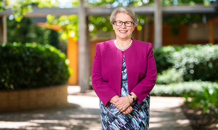 Đại học Nam Queensland - University of Southern Queensland đứng đầu bảng xếp hạng lương sau đại học trong số các trường đại học Úc. Bảng xếp hạng Good Universities Guide 2022 vừa được công bố cho thấy sinh viên tốt nghiệp đại học Nam Queensland có mức lương khởi điểm cao nhất ở Úc với mức lương khởi điểm trung bình là 70.000 đô 