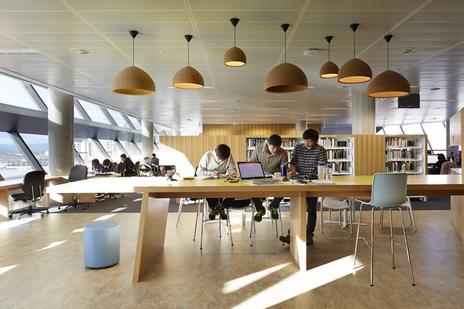 Thư viện và chỗ tự học yên tĩnh