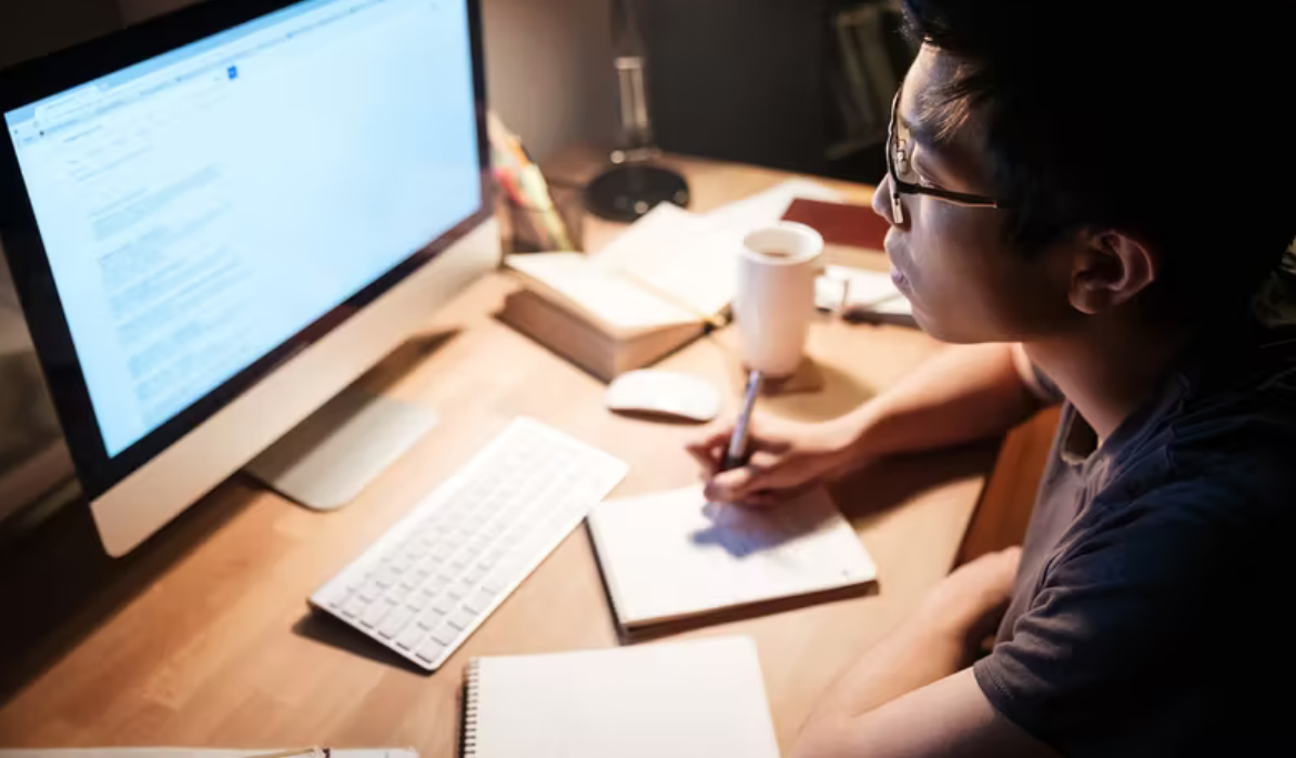 Tìm học bổng trên Web trường