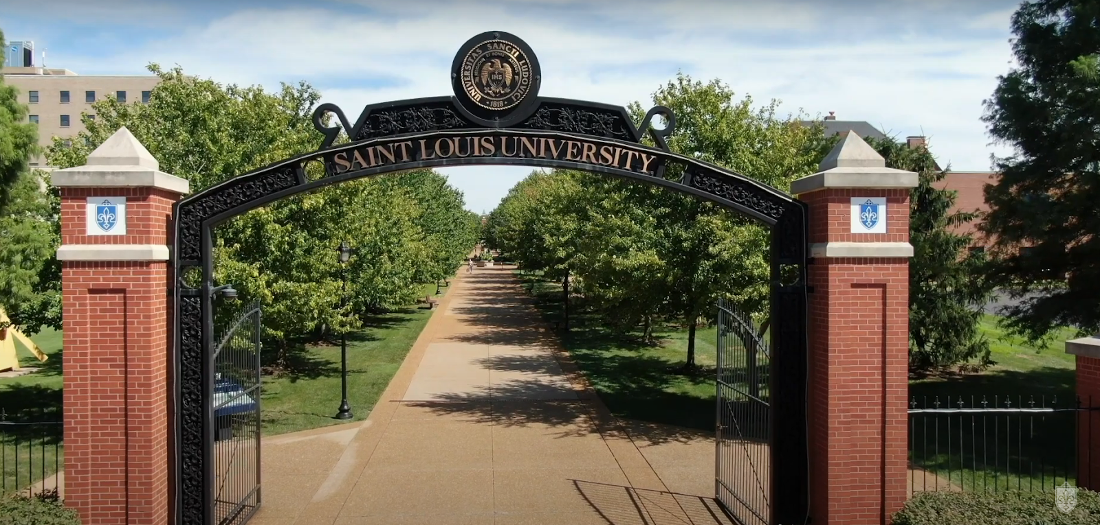 Cổng trường Saint Louis