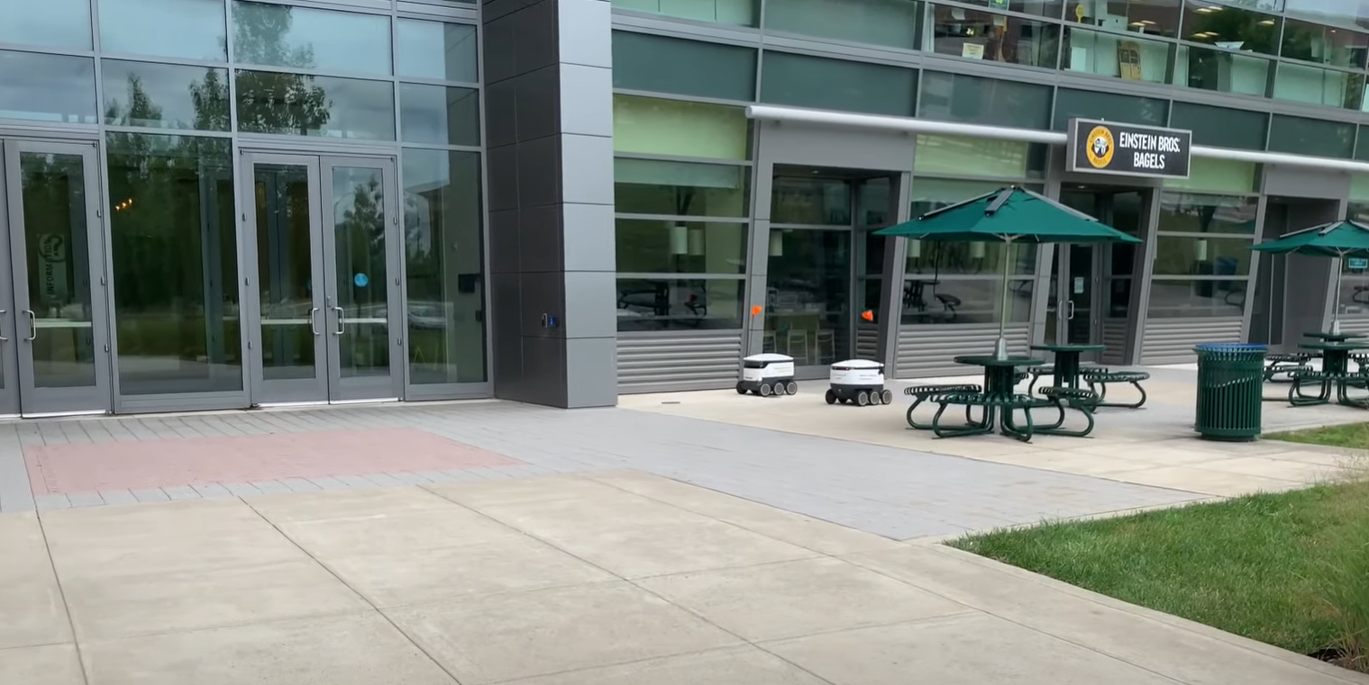 Robot vận chuyển thức ăn