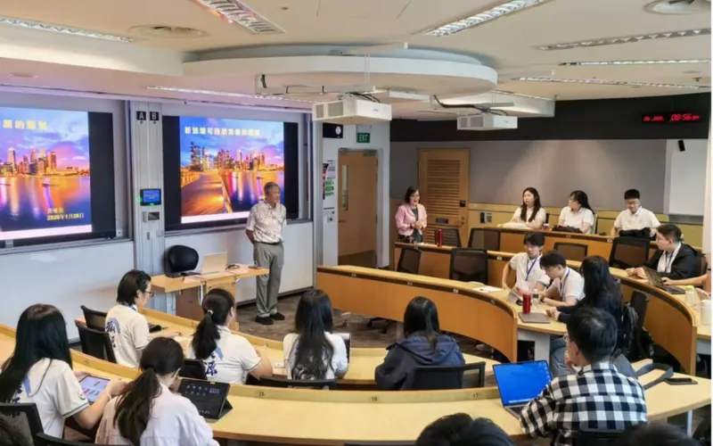 Sinh viên học tập trong lớp học hiện đại của trường
